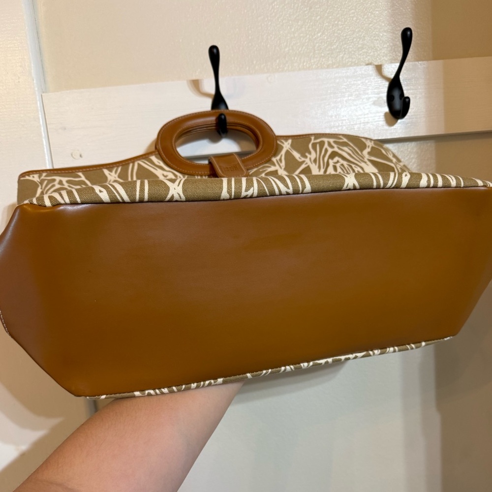 Brand New Never Used Liz Claiborne Tan and Cream Tote Bag - Picture 7 of 8